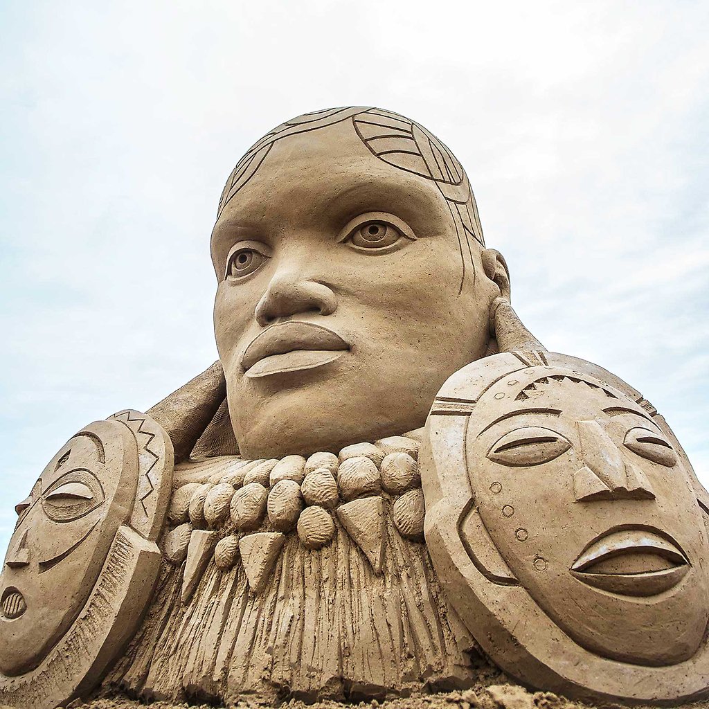 Sandskulptur som föreställer ett kvinnoansikte