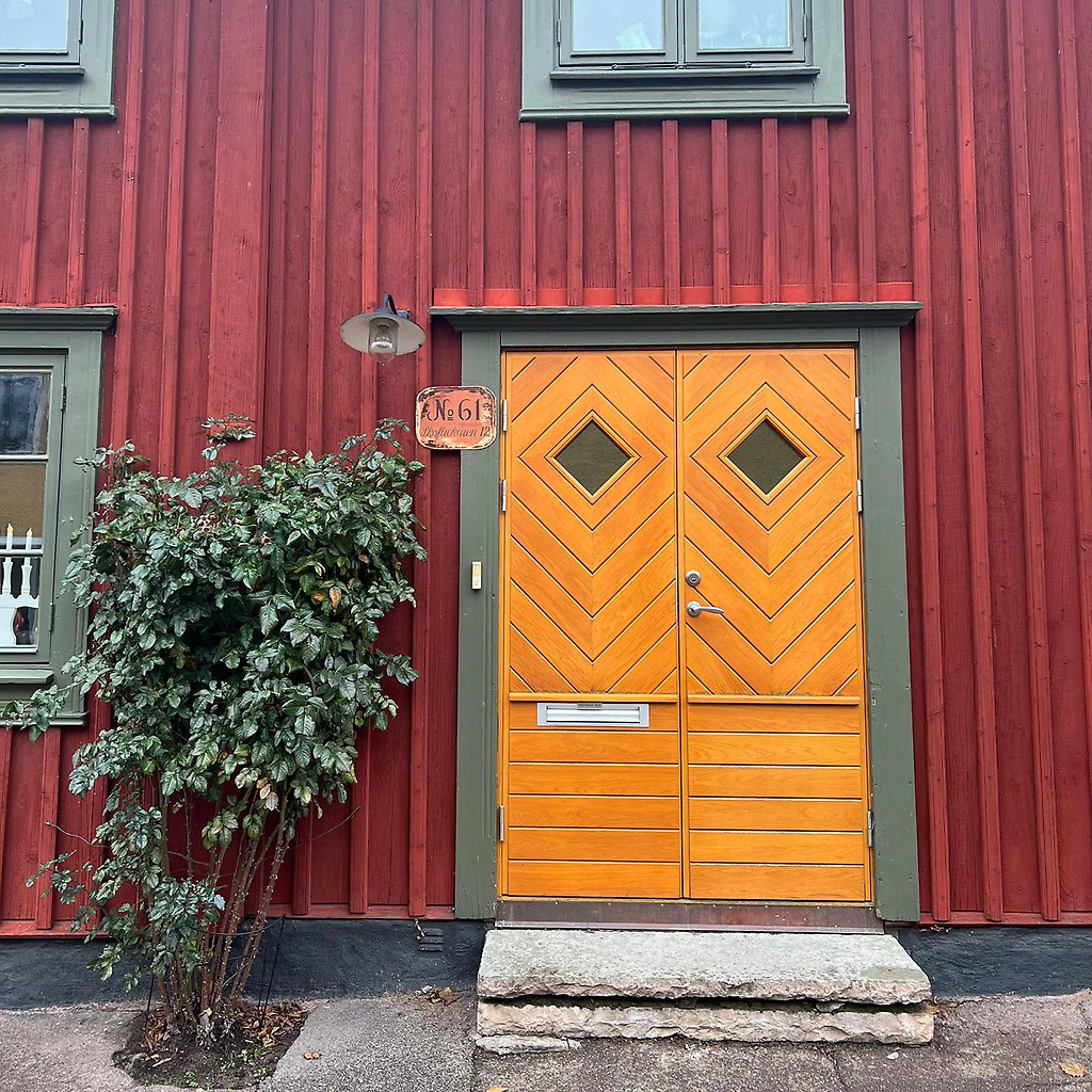 En gul dörr på ett rödmålat hus i Gamla stan.